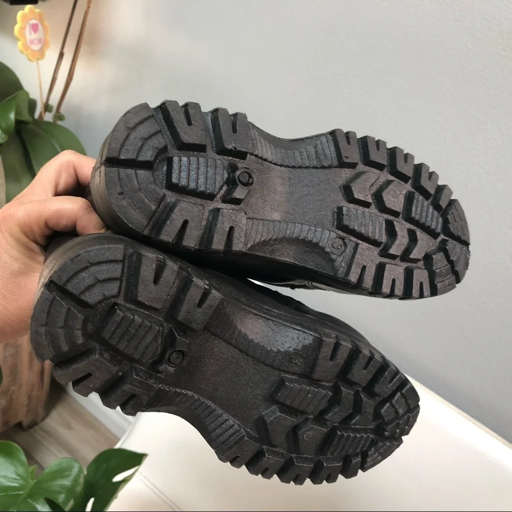 Black snow boots